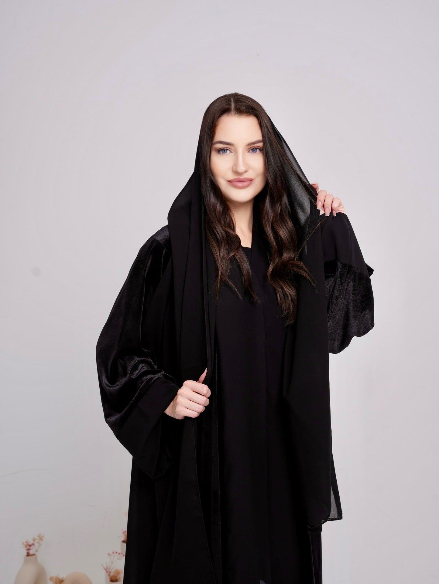 Yasmin's fluwelen zwarte abaya 